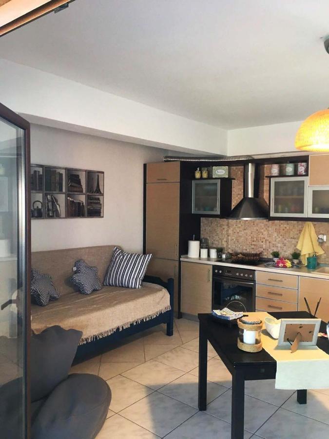 Beach Front Apartment In Пефкохори Екстериор снимка